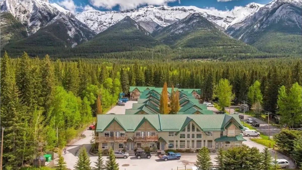 Harvie Heights House | Banff Beautiful Townhouse free parking at the foot of Rocky Mountains