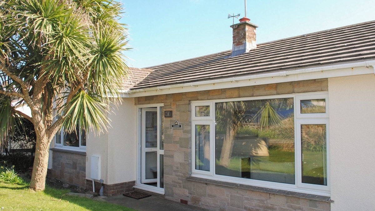 Hope-Cove Cottage | BANKSIDE, pet friendly, country holiday cottage in Hope Cove