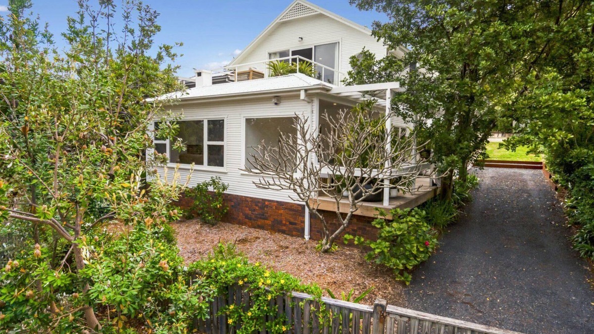 Pretty Beach House | 'Banyalla - Coastal Beach House' by Accom Holidays