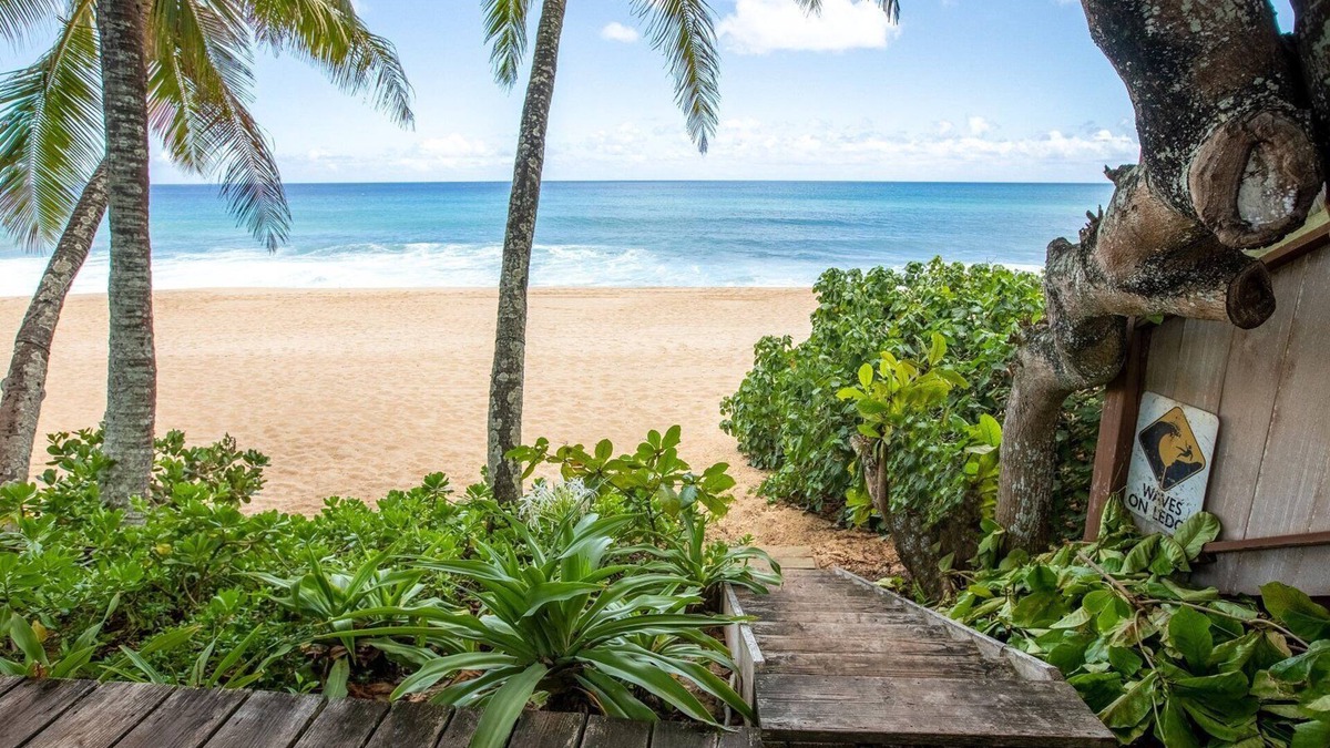 Waialee Apartment | Banzai Surf Escape -w/AC, Epic beach by the house!