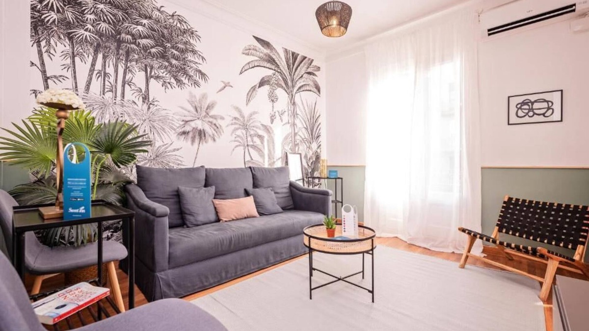 La Nova Esquerra de l'Eixample House | Barcelona City Club Building! Several units perfect for big groups!