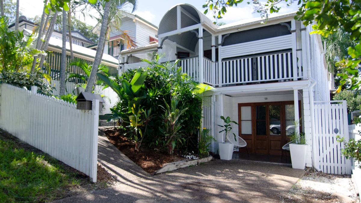 Margate House | Bardon Beauty Pool Pet Privacy close to transport shops city