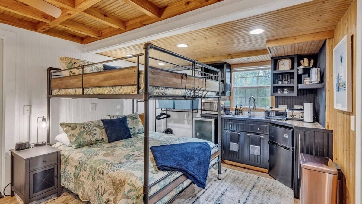 Gulfport Apartment | Bare Feet Bunkhouse-Close to beach & dog friendly