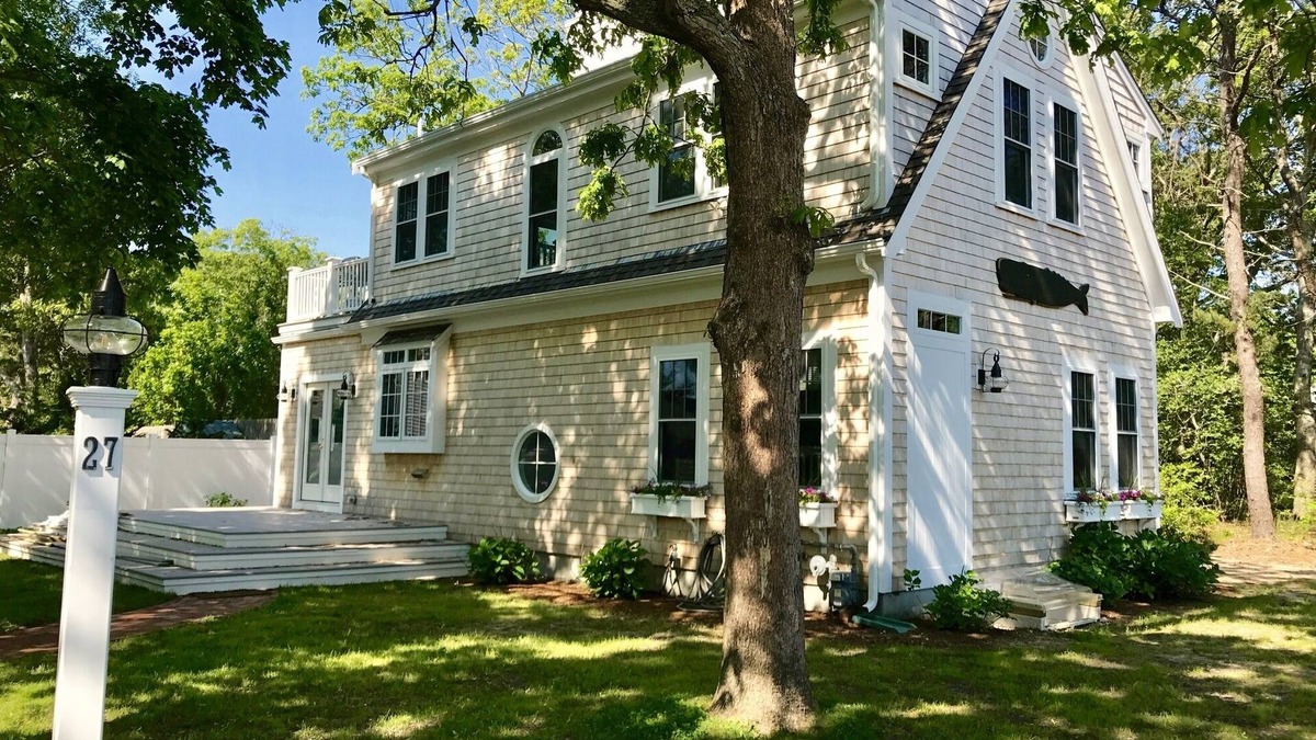 Hyannis House | Barefoot Walk to Beaches AC Fast WiFi Family/Pet Friendly Close to Harbor