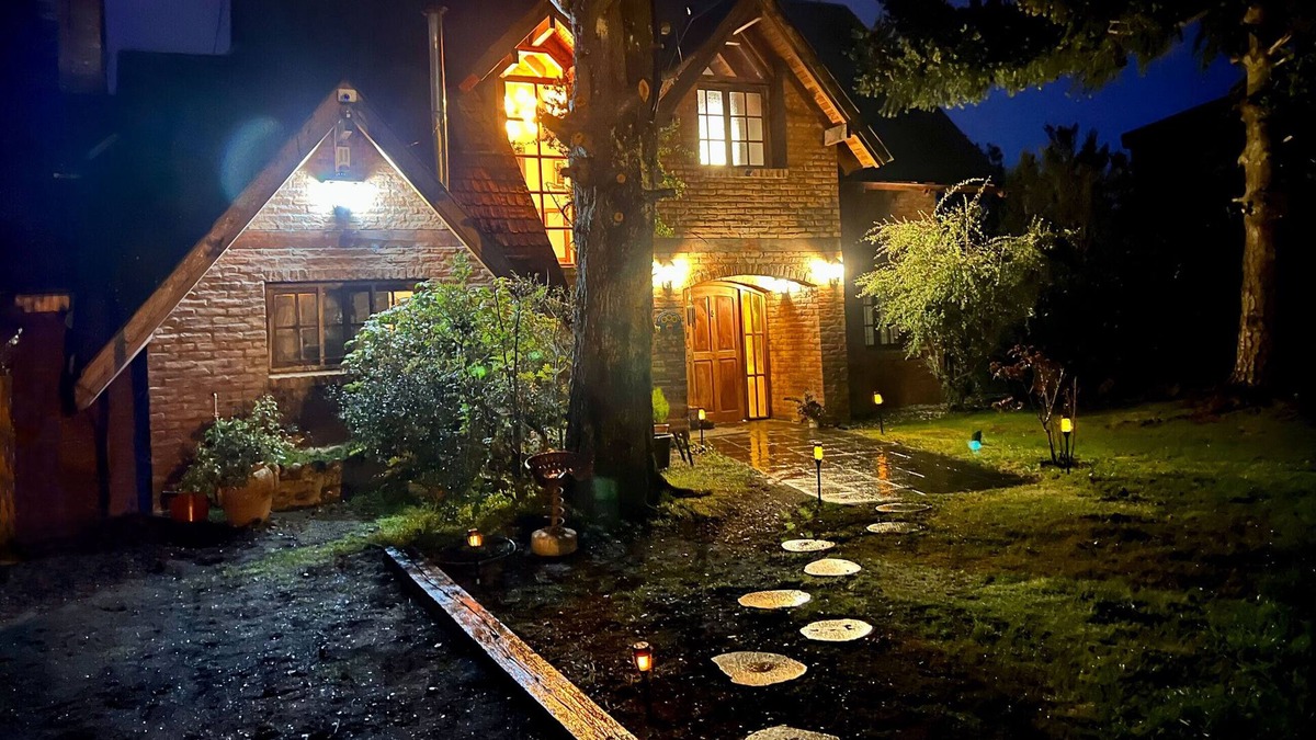 Golondrinas Ski Chalet | Bariloche front lake house, Les 2 Chalets, amazing view and location!