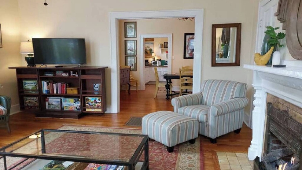 East of Broadway Cottage | Barkley Cottage - 1 Bedroom