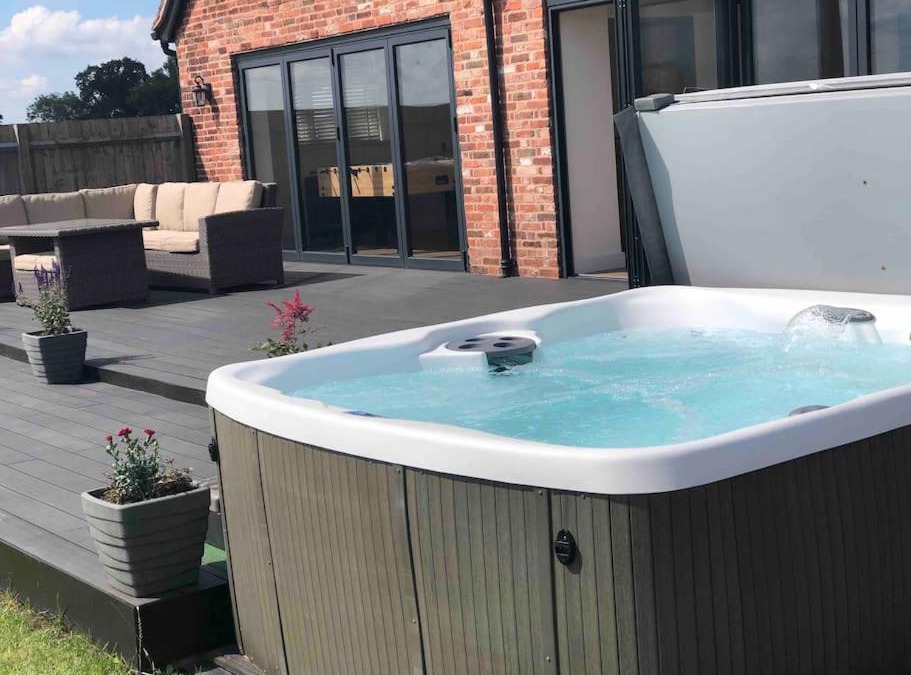 Isley Walton House | Barn Conversion with Hot Tub & Beautiful Views sleeps 12