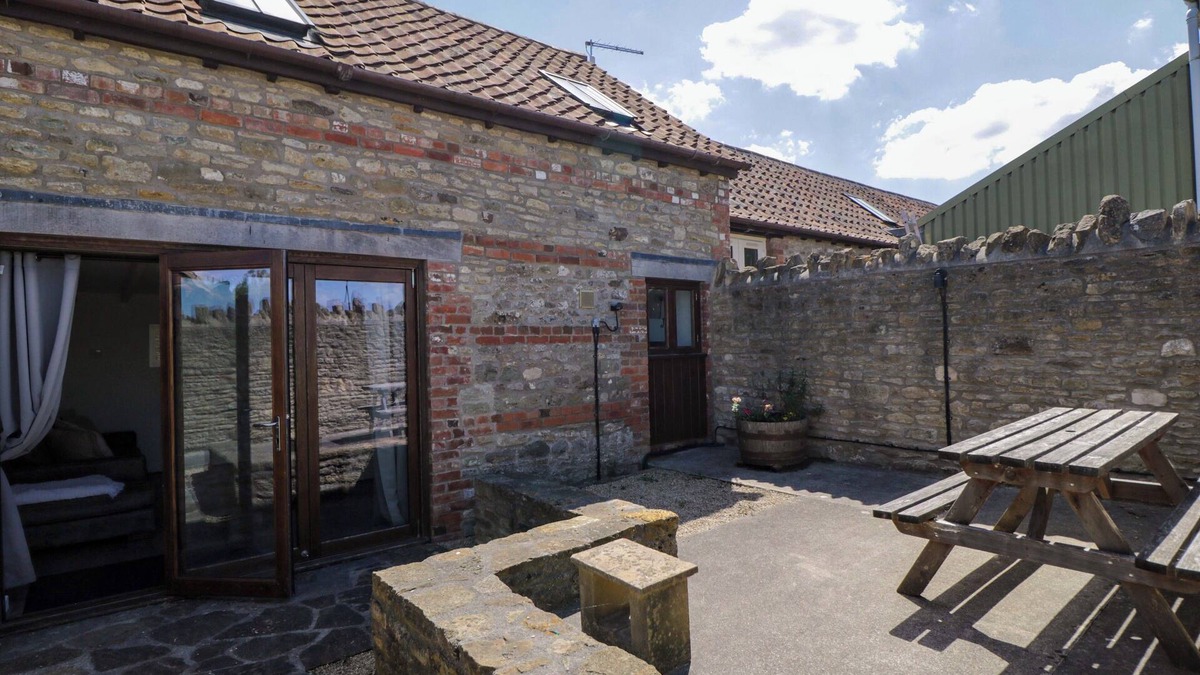 Frome Cottage | BARN COTTAGE, character holiday cottage, with pool in Frome