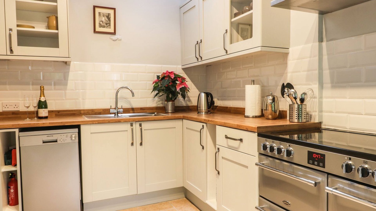 Potter Brompton Cottage | BARN COTTAGE, family friendly, with open fire in Brompton-By-Sawdon