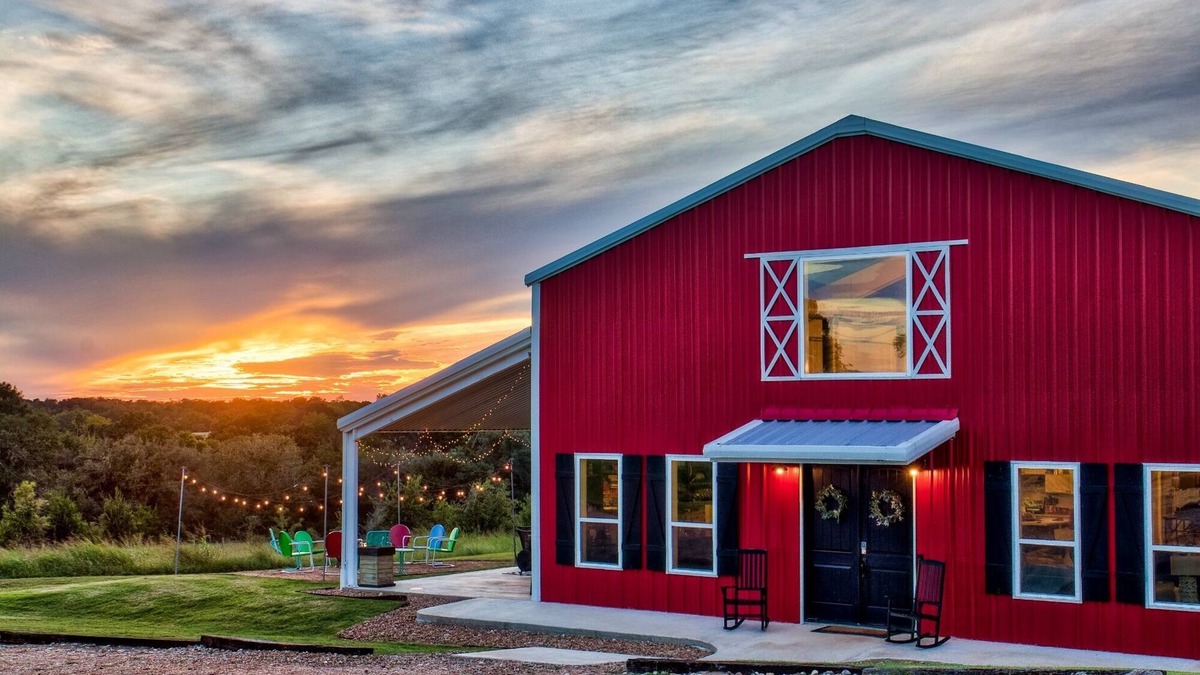 Brenham House | Barndo -7 acres- sleeps 28! Great for groups, custom fire pit area, pool table!