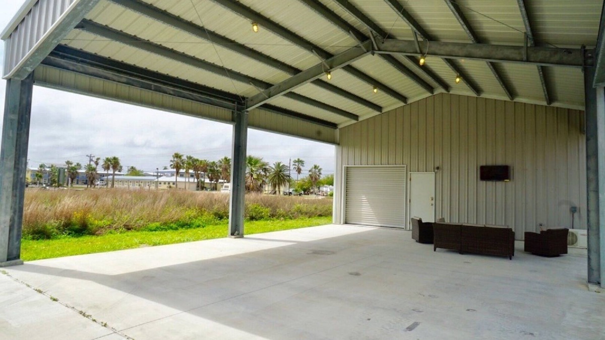 Port O Connor House | Barndominium 1 Block from Boat Dock - RV Hookup Available