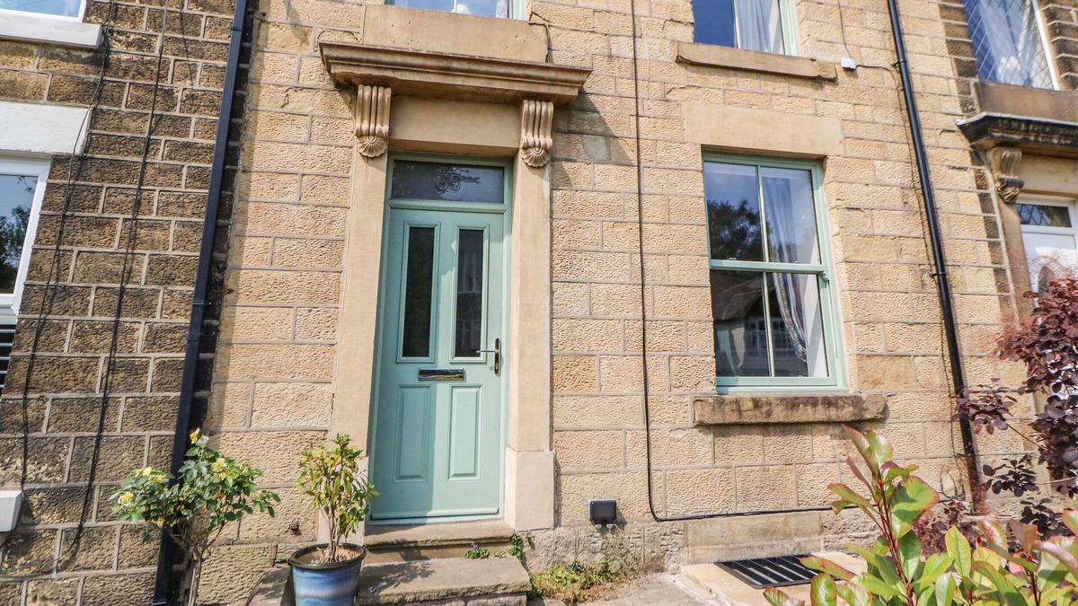 Padfield Cottage | BARNEY'S HIDEAWAY, pet friendly, with open fire in Glossop
