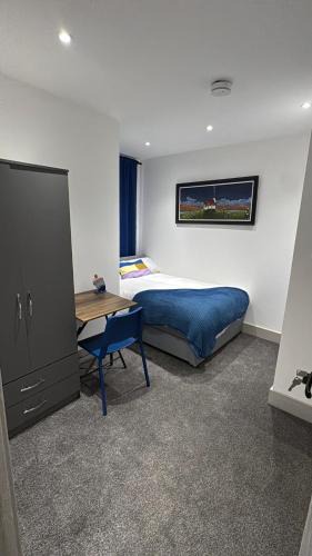 Gillingham Apartment | Barnsole Lodge, 5 bed 5 bathrooms 5TVs
