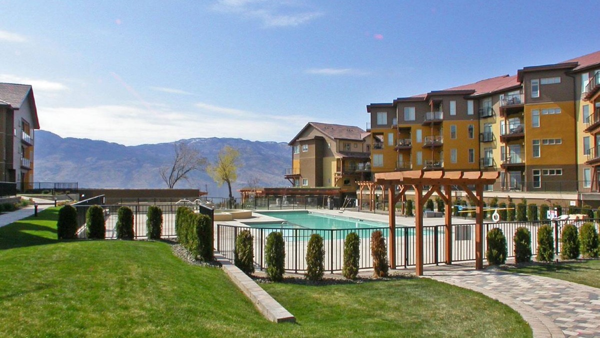 Westbank House | Barona Beach Stunning Lakefront Home with Lift