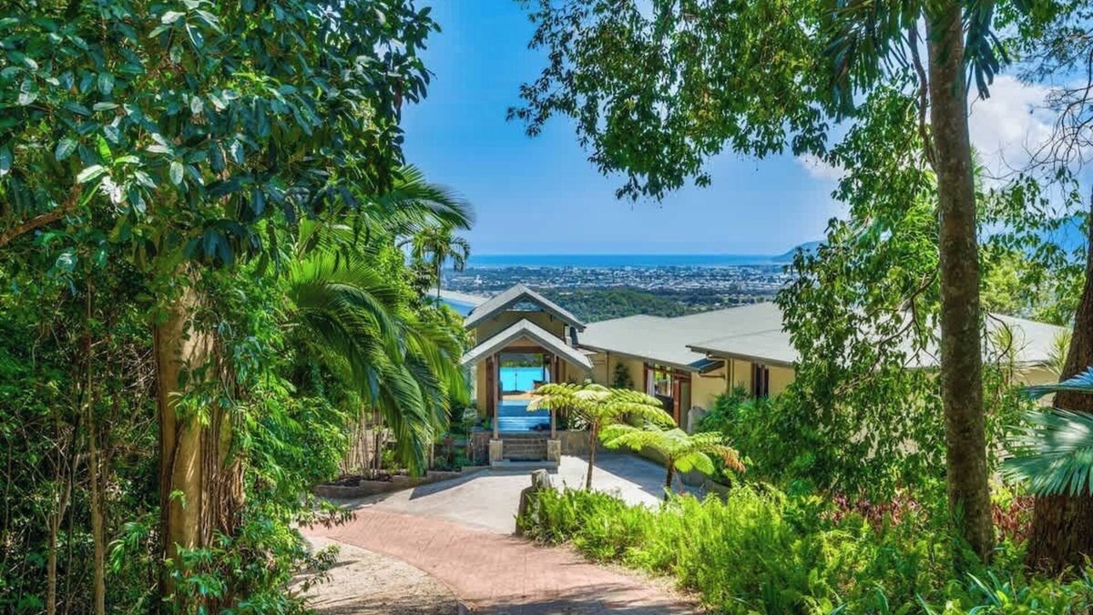 Cairns Villa | Barong Luxury Home, Private and Tranquil Estate