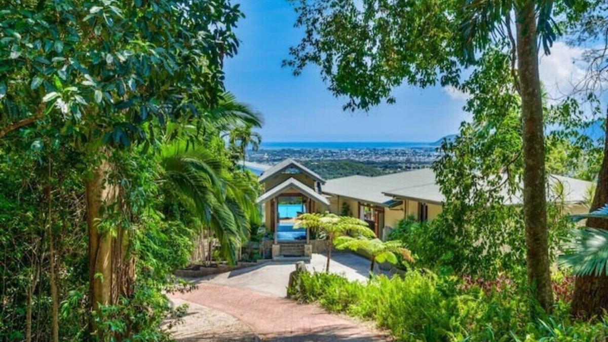 Lamb Range Villa | Barong luxury private estate with expansive views over Cairns barongcairns.comn