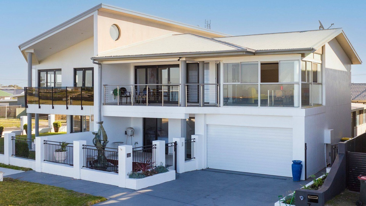 Stockton House | Barrie Charm - Beachfront 3-bedroom holiday house with endless Pacific Ocean views.