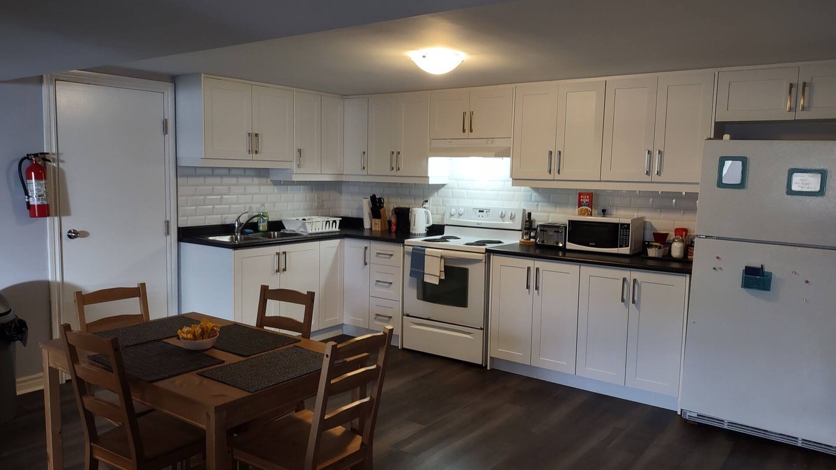 Barrie House | Barrie North Retreat - Great for work crews!