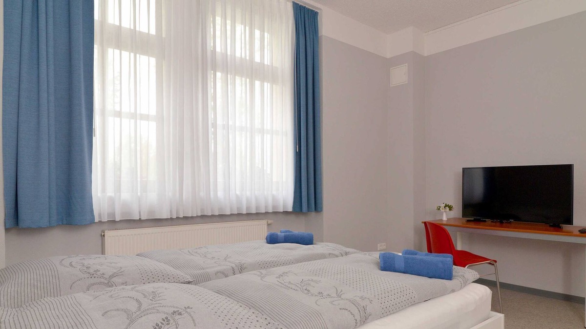 Guben Apartment | Barrier-free double room (with private bathroom) Bathroom) No. 1 - Hostel in Guben