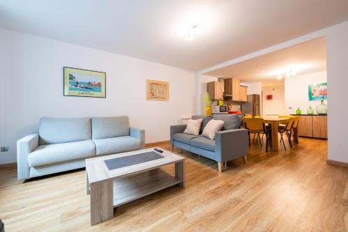 Arinsal Apartment | Barthe Holidays I Acogedor apartamento en Arinsal 6PAX a pie de pistas I Balcón con vistas y parking I Tintin