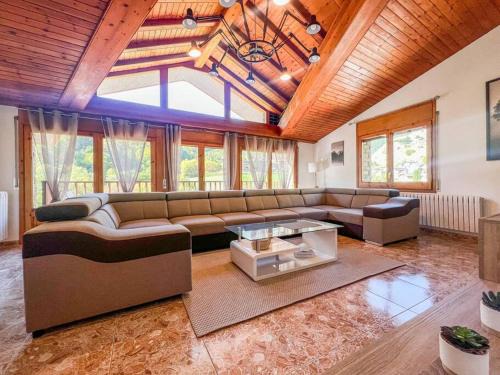Pal Apartment | Barthe Holidays I Gran apartamento en el pueblo de Pal 8PAX I Terraza, Vistas al valle, Ideal para familias o grupo, Pet friendly I Rider