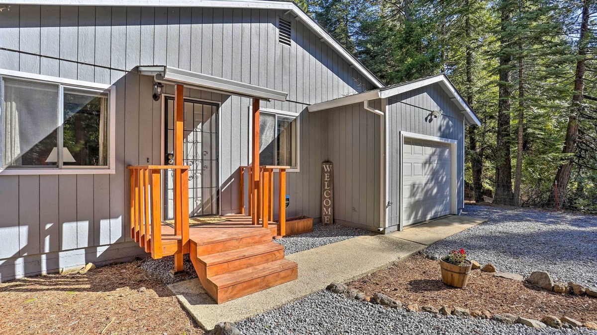 Shingletown House | Base Camp Lassen Home 13 Mi to Volcanic Nat'l Park
