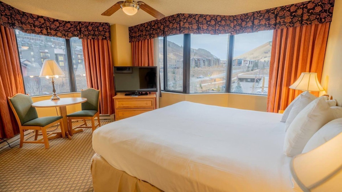 Crested Butte Hotel | Base Village - Grand Lodge Corner King Bedroom