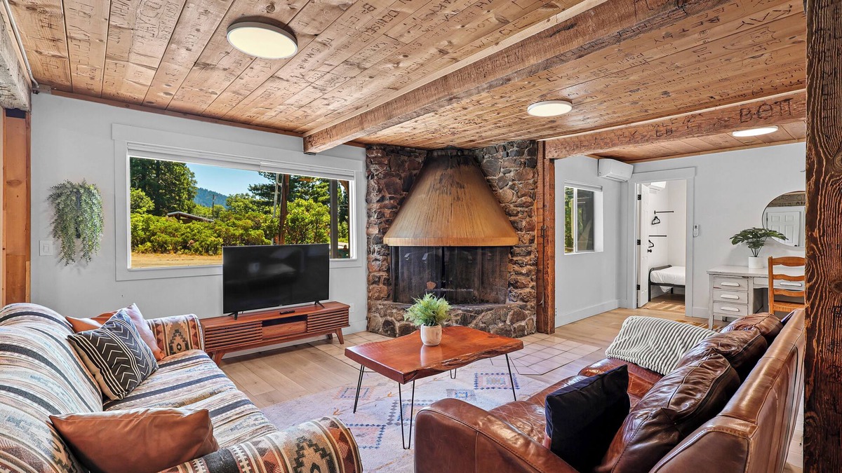 Mount Shasta Cabin | Basecamp Lodge - Cabin 4