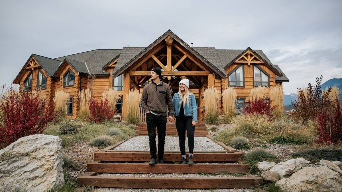 Golden Cabin | Basecamp Lodge Golden | Queen and Two Twins