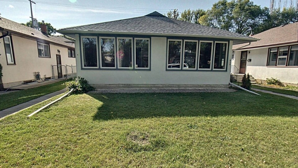 Tuxedo House | Basement 3 bdrm close to airport/everywhere Eat/Shop/Bus/Park/Cinema/Library ...