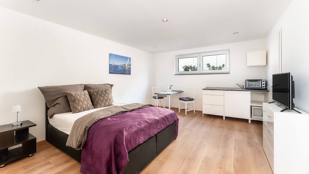 Harleshausen Apartment | Basement studio with king-size waterbed - good connection to the city center