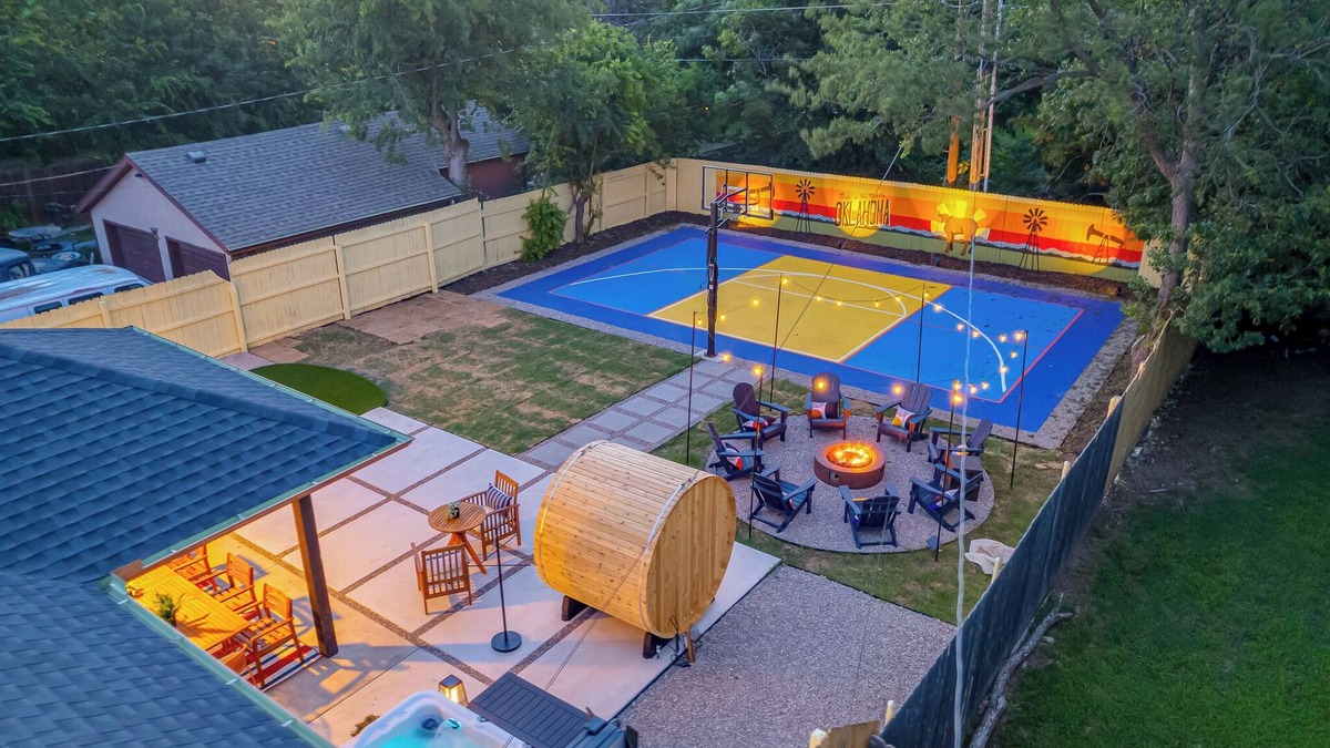 Central Oklahoma City House | BasketballPickleball Court-Putt Putt-Hottub-Gameroom-Centrally Located