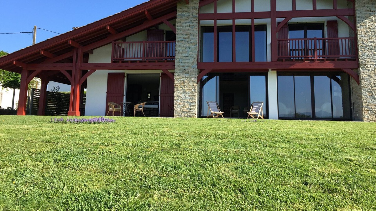 Arcangues House | Basque family home, south facing view Pyrenees 180 °