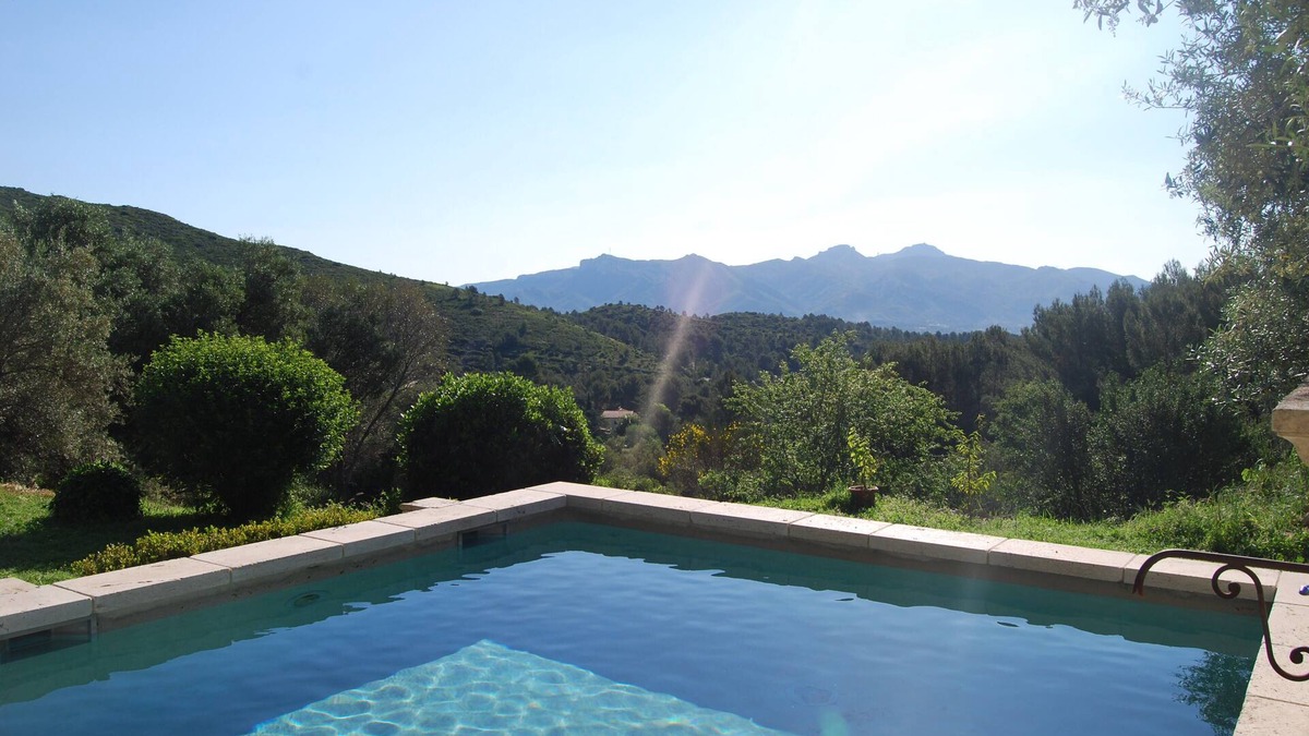 Aubagne Villa | Bastidon in the heart of the Garlaban hills with breathtaking views of the Sainte Baume mountain range