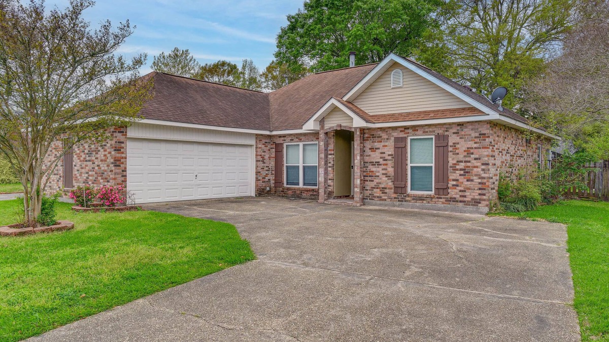 Broadmoor House | Baton Rouge Retreat w/Patio, Grill & Fire Pit!