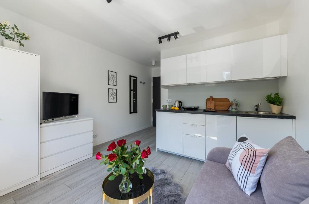 Ochota Apartment | Batorego 220 - 450m stacja metra Pola Mokotowskie, 800m Biblioteka Narodowa - 20m piękny park Pola Mokotowskie - 800m do SGH - Wifi - Smart TV - Good Apartments