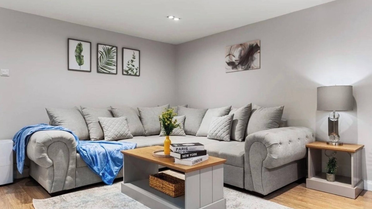 Shaftesbury Apartment | Battersea Apt, Mini Bar, Ac & Prime Location