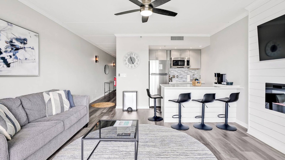 Wilmington Historic District Condo | Battleship Sunset on Water Street! River View! Free parking!