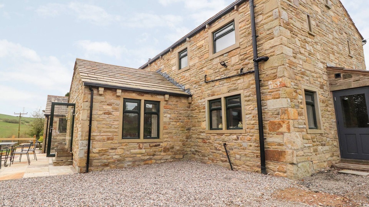 Burnley Cottage | BATTY HOLE FARM, family friendly, with open fire in Burnley