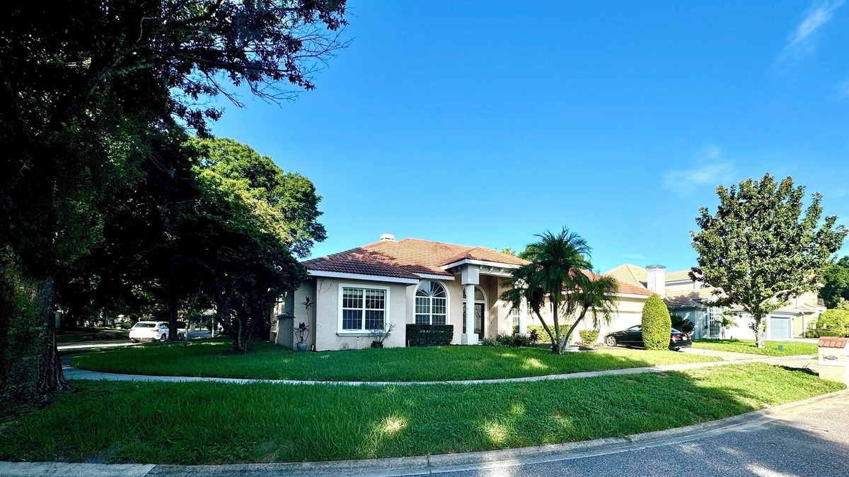 Bay Hill House | Bay Hill Golf! Minutes to Parks! Restaurant Row! Location location Location!