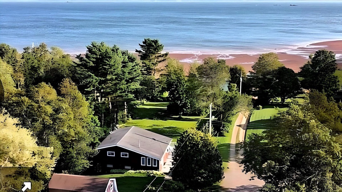 Lower Economy House | Bay of Fundy ,Cobequid Bay, Steps to the beach in the Cliffs of Fundy Geopark