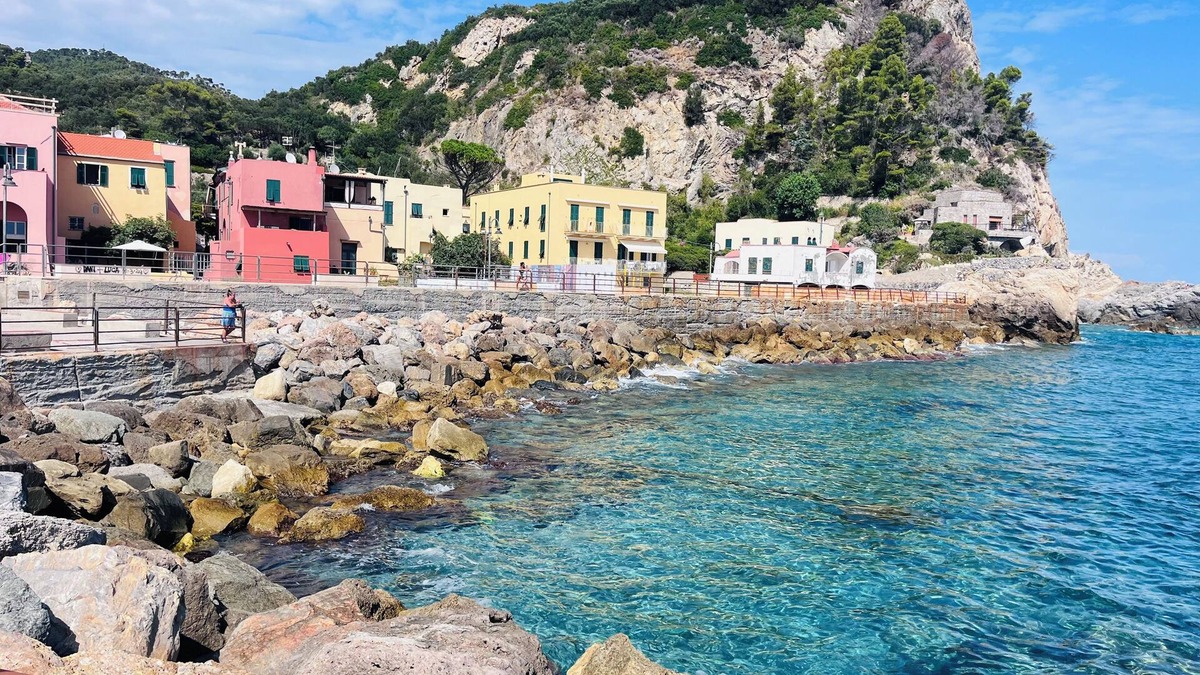 Varigotti Apartment | Bay of Saracens, renovated apartment 6 people with garden parking space