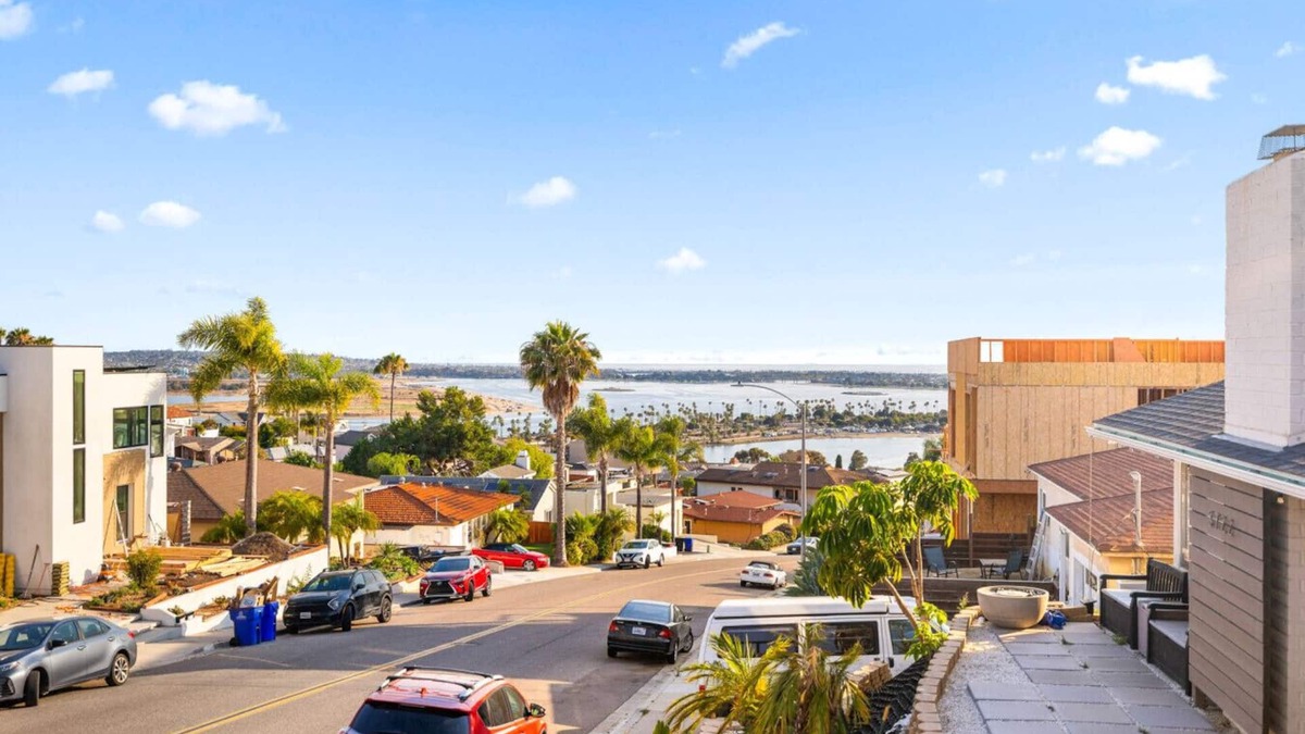 Bay Park House | Bay Park Bliss | Ocean Views + Pickleball & Jacuzzi