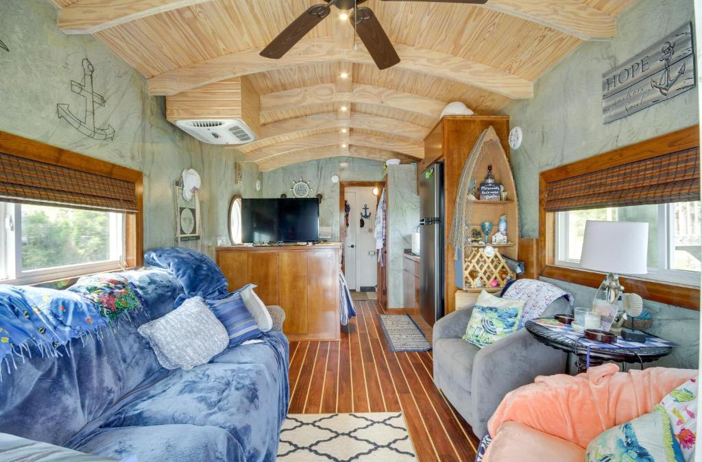 Shoreline Park Apartment | Bay St Louis Houseboat 6 Mi to Old Town and Beach!