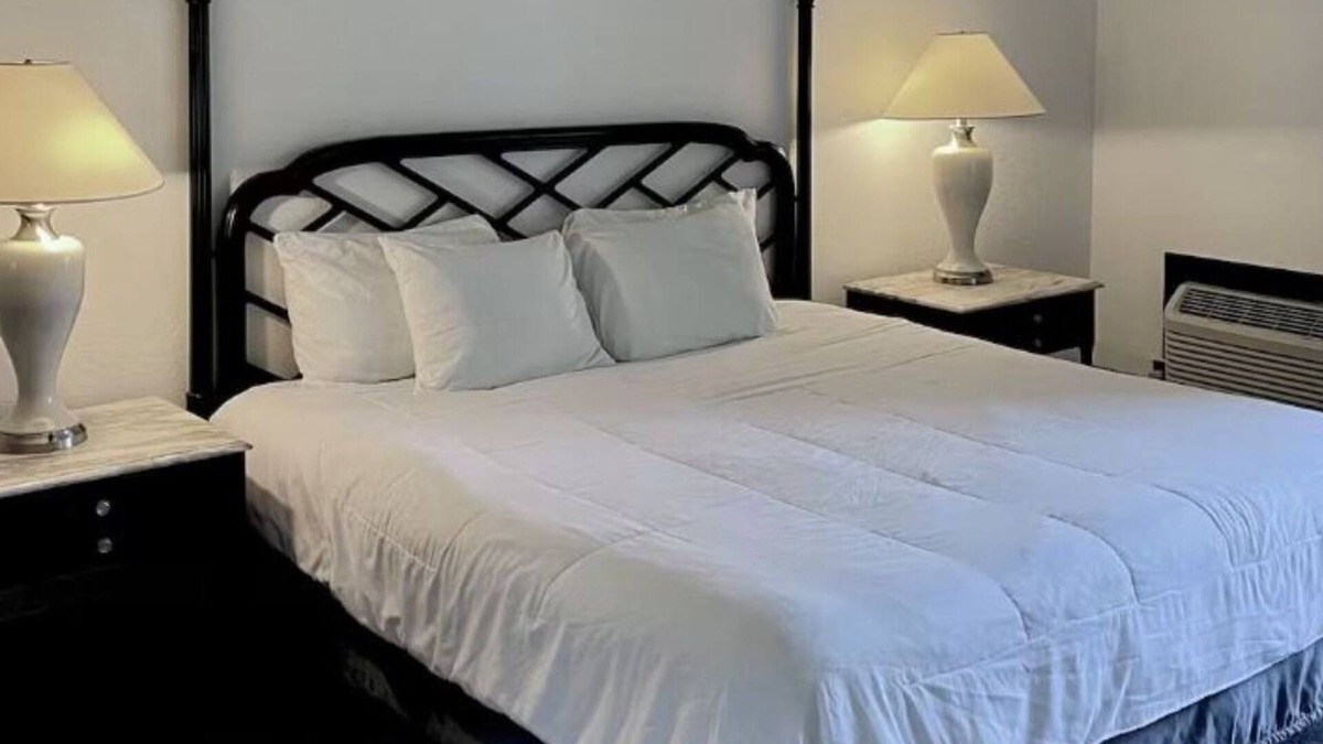 Bay City Hotel | Bay Valley Lakeside Stay – Golf Course Access & Peaceful Views