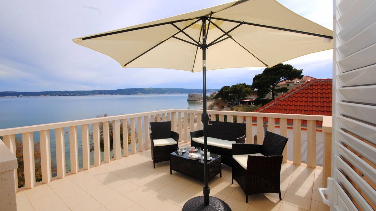Kastela Apartment | Bay view apartment across the beach
