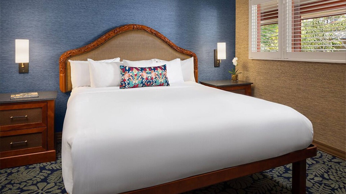Crown Point Hotel | Bay View King Suite for Romantic Getaway | Catamaran Stay