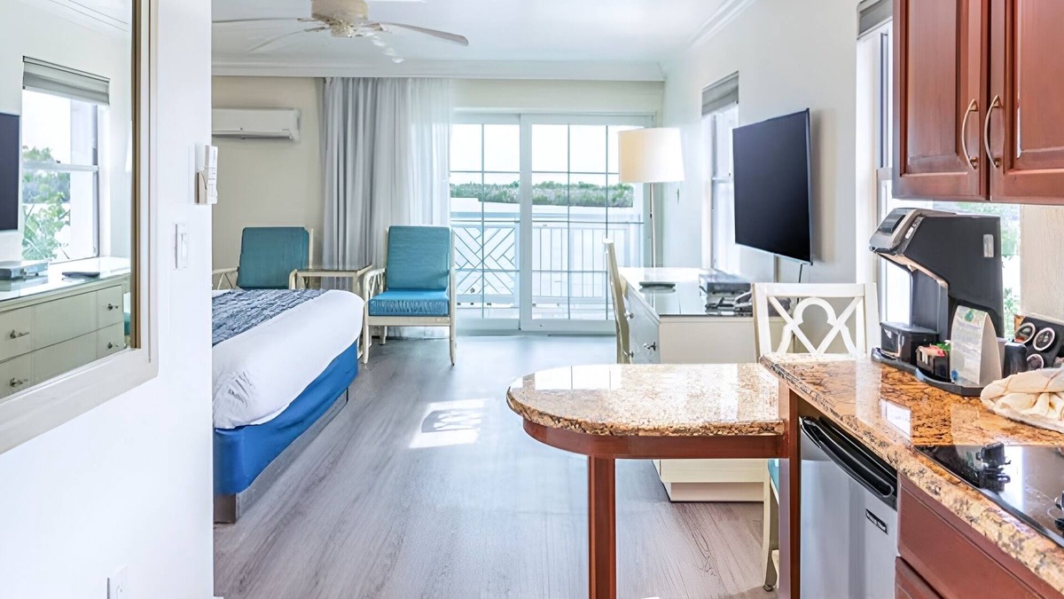 Captiva Hotel | Bay View Studio w/Balcony Views! | Free Parking | Onsite Pool | Private Beach