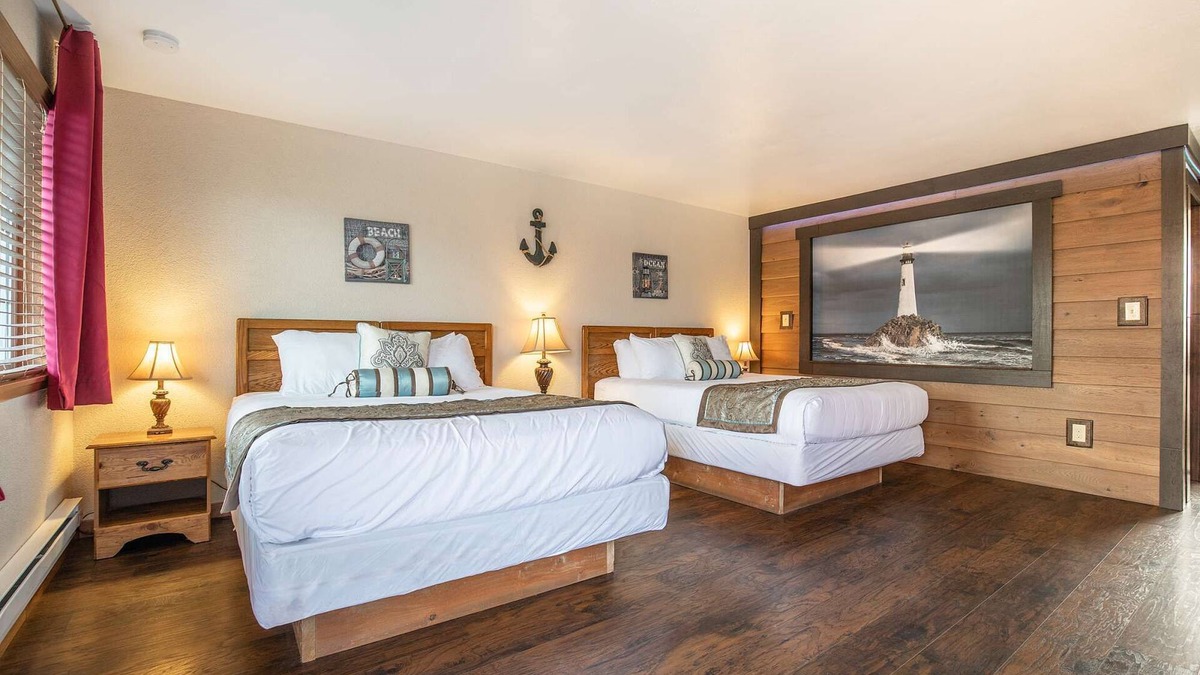 Ocean Shores Hotel | Bay Watch - 1 Bedroom Suite with 3 Queen Beds at Wanderlust Inn, Pet Friendly
