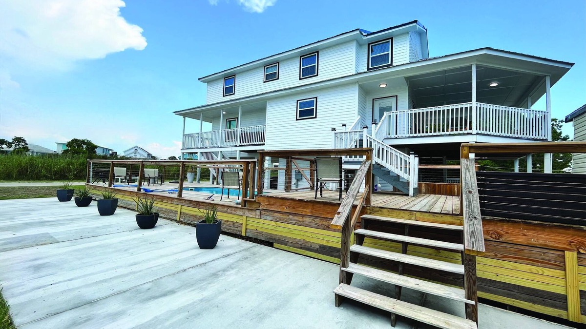 Shoreline Park House | Bay Watch - 5Br 3.5 Ba Waterfront with pool pet friendly